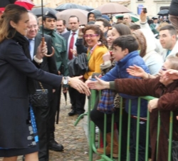 Su Alteza Real la Infanta Doña Elena saluda a los vecinos de Arévalo que se congregaban durante su recorrido por la localidad